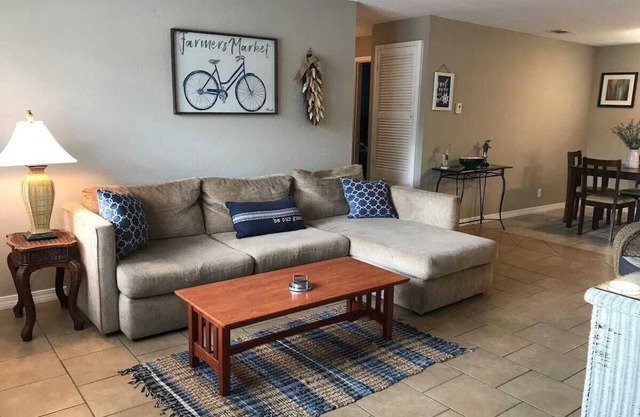 Bright, Cozy and Blocks to Beach 2 Bedroom!