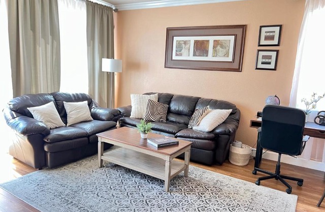 Bright & Cozy Home In The Park