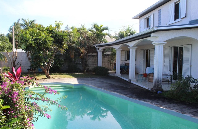 Bright house open to the Indian Ocean