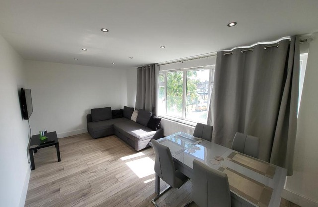 Bright Modern 3 Bedroom Apartment