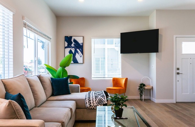 Bright Modern Family Getaway W/King Bed & Grill