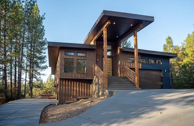 Bright, Modern,Spacious~2 level home, Great location 7 bedrooms 5 bath Sleeps 20