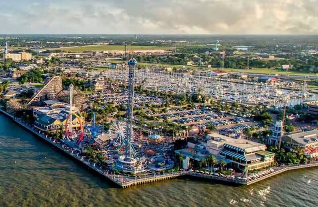 Bright, Modern Spot Near Houston’s Top Attractions