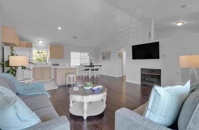 Bright, Spacious 2BD/2BA in the Heart of Hillcrest