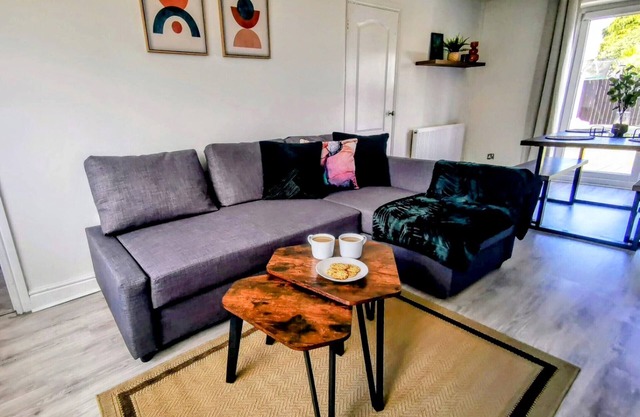Bright, Spacious 3 Bed Home with Parking & WiFi