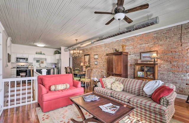 Bright Spencer Apartment - Newly Renovated!