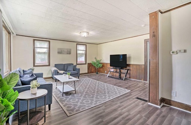 Bright St Paul Home with Grill, 3 Mi to Dtwn!