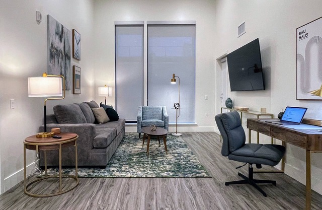 Bright & Sunny Top Floor ADA Elevator Walk Downtown Garage in-unit W/D