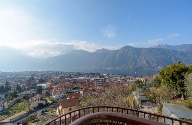 Bright villa with lake view, can accommodate up to 6 people.The property is located in a residential area of Mandello del Lario, a town on the shores of the Lecco branch of Lake Como.The area is ideal for both relaxing stays and trekking lovers. Nearby t
