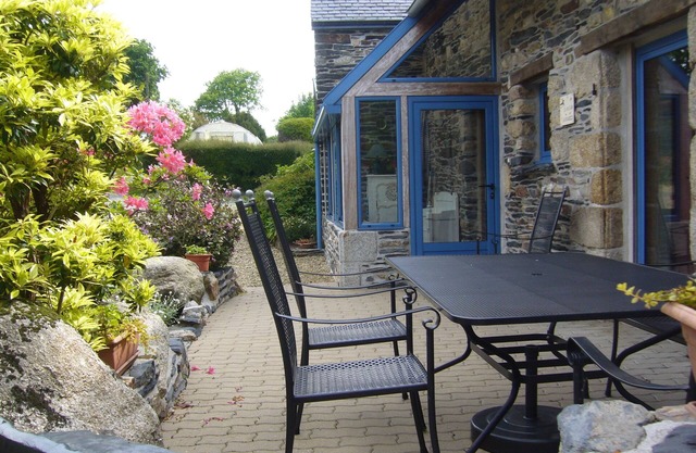 Brittany, Finistère, pets welcome, modular gîte for 2, 4 or 6 people.