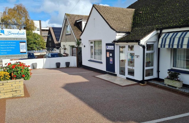 Brookside Guest House & Mini Spa