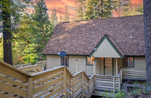 Brookside Cottage Within Yosemite's Splendor