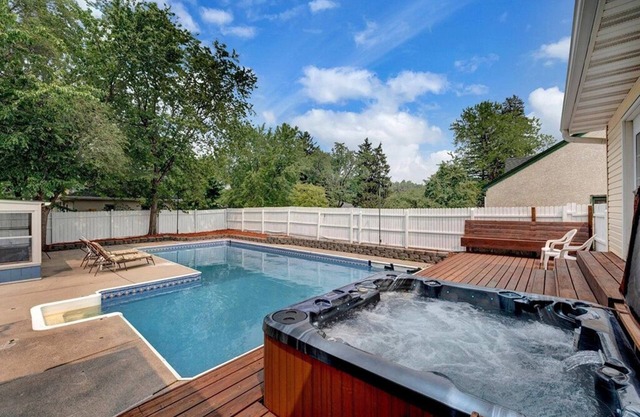 Brookstone Bliss - Hot tub, Pool, Games and more