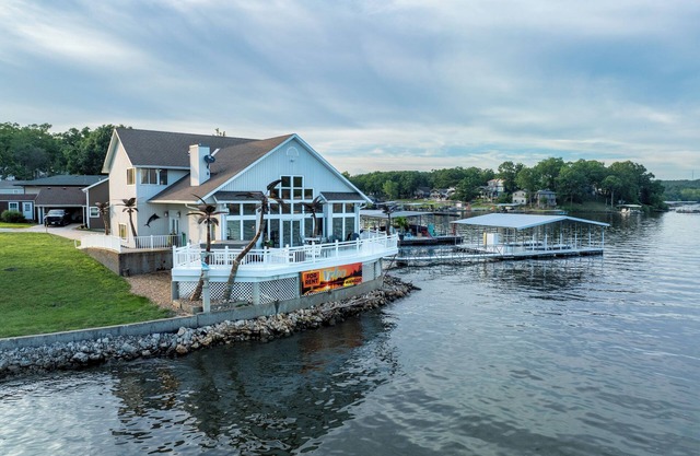 Brownstone - Amazing 3,600 SF home SLEEPS 18 -Game room-HOT TUB