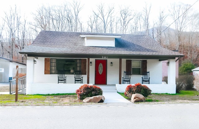 Brushy Mtn Hideout - Close to Windrock - Sleeps 6