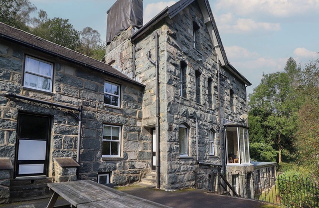 BRYN CEMLYN, pet friendly, with a garden in Ganllwyd