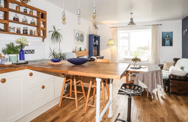 BRYNGWYN - NR RHOSNEIGR, pet friendly, with a garden in Llanfaelog