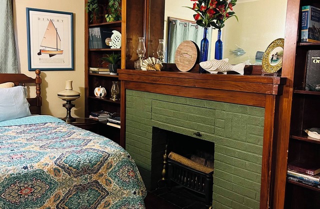 Buckeye Bungalow-Charming 2-bedroom apartment in Youngstown