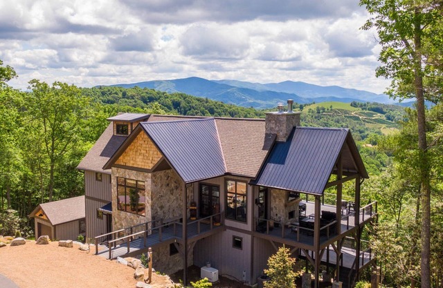 Bucks and Bunnies at Eagles Nest - new, luxury with huge views, hot tub