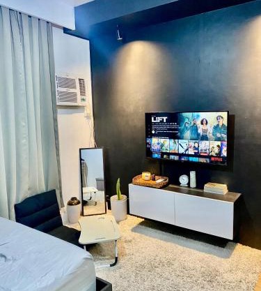 Budget Monochrome FREE Wifi, Netflix and Pool - Studio Type Condo in Mesaverte Residences