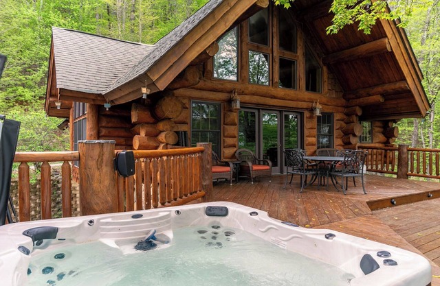 Buffalo Creek Lodge - Private home on 12 acres. Stunning views, hiking trails, hot tub, pool table!