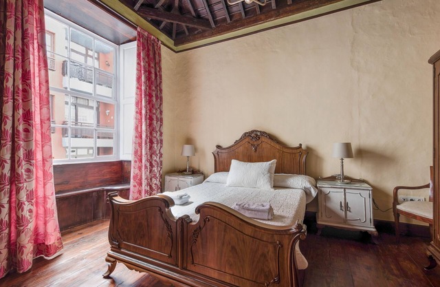 Building of old construction "La Vicaria" in a Superb Location in La Laguna with Terrace & WiFi