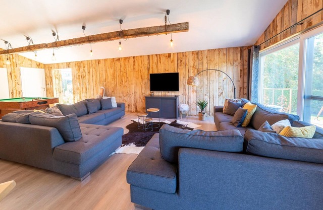 Bullingen Chalet with Sauna