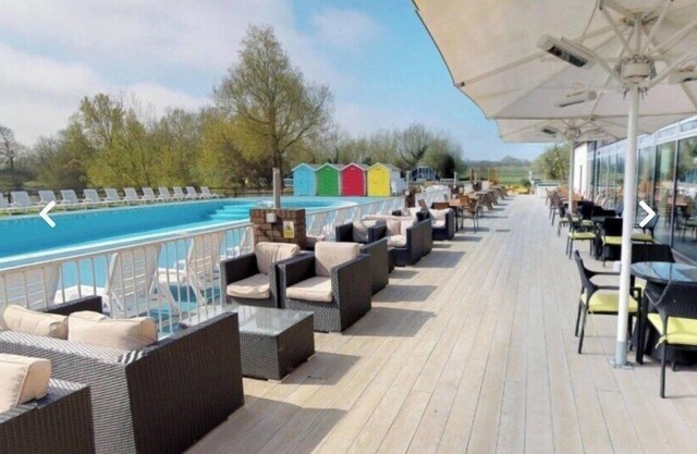 Bumble Bee Lodge, Hoburne Cotswold Holiday Park