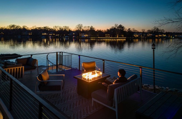 Bung-a-flo Tiny Bohemian Designed Floating Home w/360 Waterfront Views