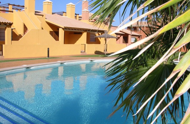 Bungalow w/private roof terrace and patio, free wifi, communal pool
