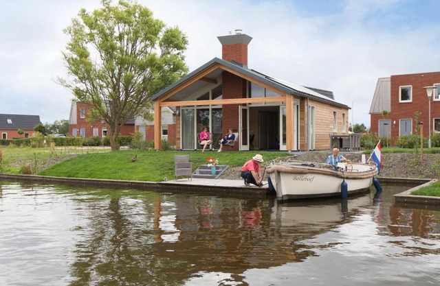 Bungalow with a terrace near the Sneekermeer