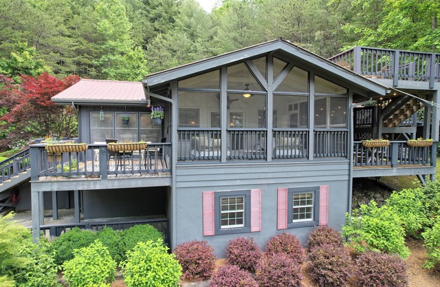 Burton Surf Club - Lakefront with Dock 5 Bedroom Renovation - Sleeps 8