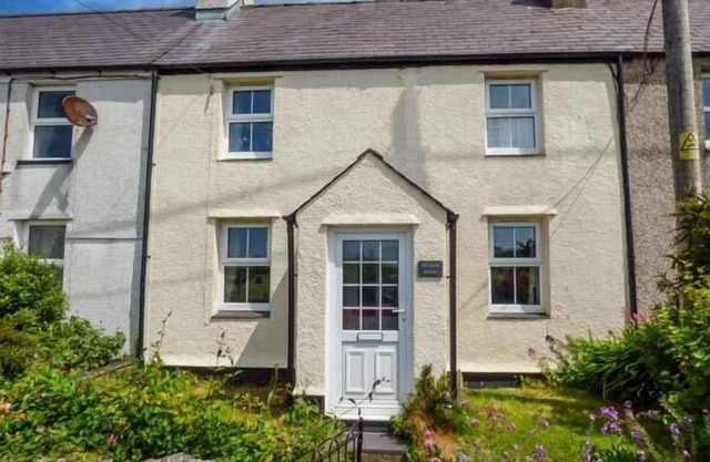 BWTHYN MEGAN, pet friendly, character holiday cottage in Llangaffo