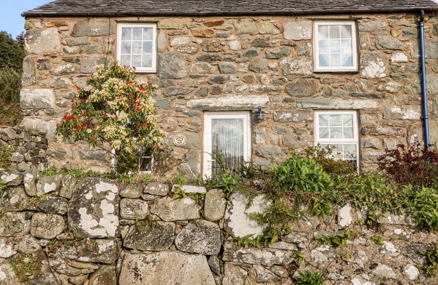 BWTHYN NAIN, pet friendly, character holiday cottage in Harlech