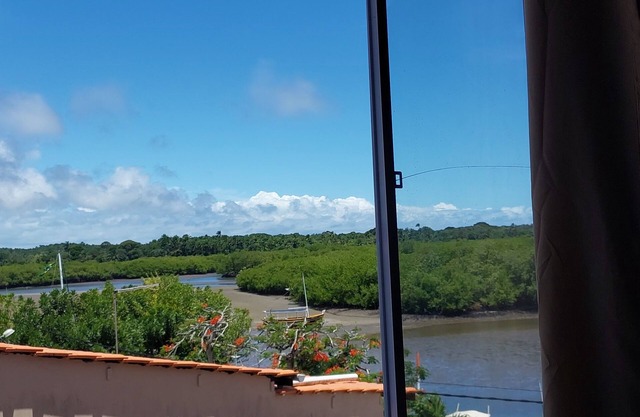 Comfortable apartment on Cacha Pregos beach, lush nature. Accepts 1 pet P