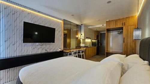 C'Scape Suite at Bernwood Towers