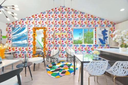 C- Vibrant and Glam NoHo Pad near U-Studios and H-Sign