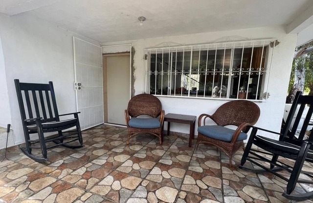Cabaña Blanca, Dentro de Rancho Life, Cercas de la Ciudad, en un Espacio Natural