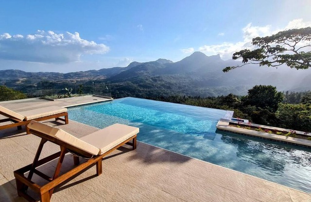 Cabaña con Espectacular Vista y Piscina Climatizada