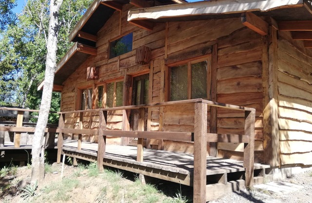 Cabaña rústica 2 maravillosa,con troncos nativos, con orilla de Río Trancura