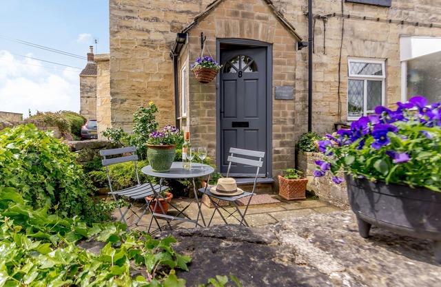 CABBAGE HALL COTTAGE, pet friendly, with a garden in Wetherby