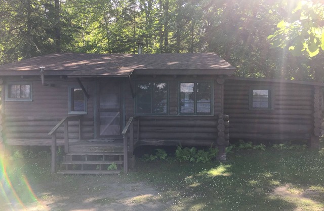 CABIN #3 (Walleye) Beautiful log cabin situated on the lake!