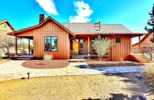 Cabin at Brasada Ranch Resort/2 Master BD/2.5Ba w/golf course Views & Hot Tub