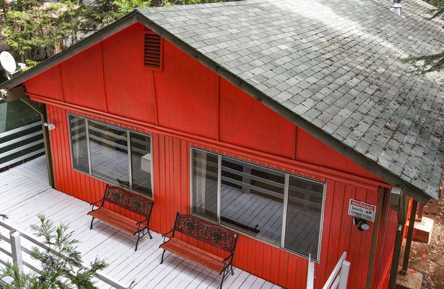 Cabin in woods, lots of indoor outdoor fun for all, Close to Lassen, Shasta Lake
