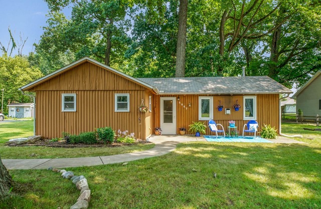 Cabin, rustic elegance w/hot tub, lake access