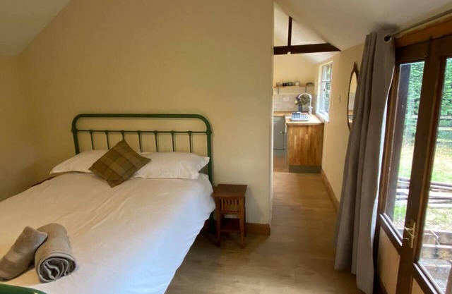 Cabin Sleeps 4 with Garden & Free Parking