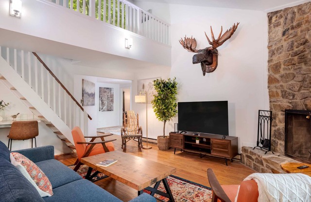 Cabin w Hot Tub, WiFi, Deck, Grill & Dog-Friendly!