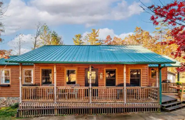 Cabin w/ Large Fenced in Backyard, 2 Fire-Pits, Cozy Sofa, Fire-Place, Bike Rack