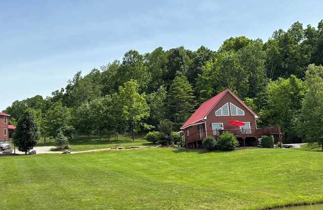 Cabin with amazing views & fully stocked pond for fishing minutes from Patoka