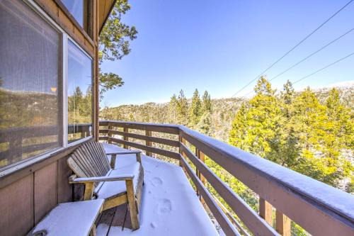 Cabin with Mtn Views and Deck, 5 Min To Arrowbear Lake!